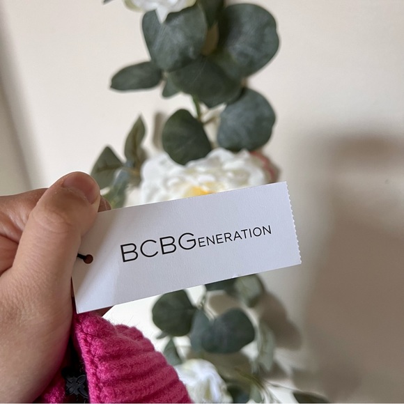 NWT BCBG Generation Pom Pom Hat - Picture 3 of 6
